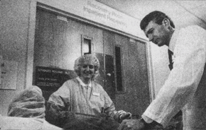 Foto de um médico e sua paciente no hospital.